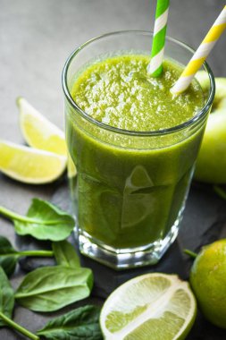 Sağlıklı yeşil ıspanak yüzlü cam