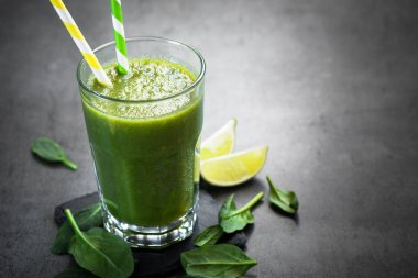 Sağlıklı yeşil ıspanak yüzlü cam