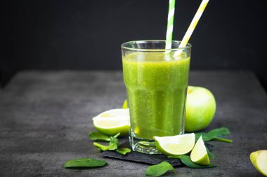 Sağlıklı yeşil ıspanak yüzlü cam