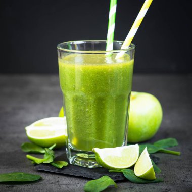 Sağlıklı yeşil ıspanak yüzlü cam