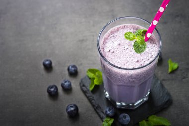 Yaban mersini milshake cam. Üstten Görünüm.