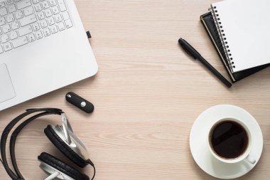 Laptop ve kahve Resepsiyon masasında. Kahve molası.