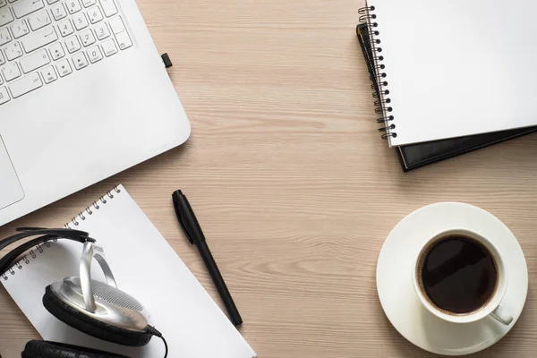 Laptop, café e croissant na mesa de mesa . — Fotografia de Stock