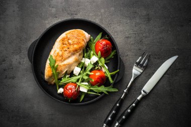 Izgara tavuk fileto ve taze sebze salatası.