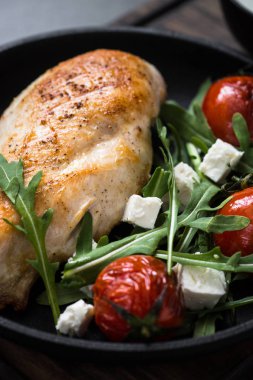 Izgara tavuk fileto ve taze salata ile.