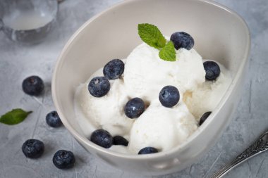 Yabanmersinli vanilyalı dondurma.