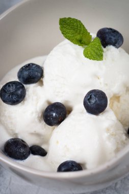 Yabanmersinli vanilyalı dondurma.