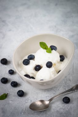 Yabanmersinli vanilyalı dondurma.