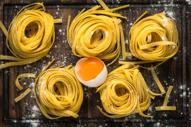 İtalyan ham ev yapımı makarna tagliatelle.