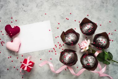 Sevgiliye arka plan. Çikolatalı kek, hediye ve çiçek.