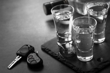 Shot votka içki ve araba anahtar.