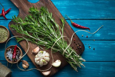 Otlar ve Baharatlar, mavi ahşap masa. 