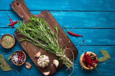 Otlar ve Baharatlar, mavi ahşap masa. 