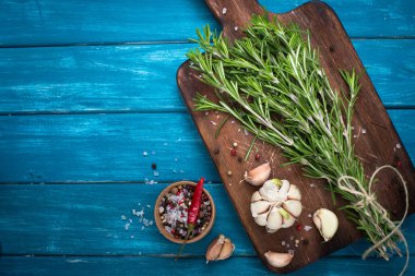 Otlar ve Baharatlar, mavi ahşap masa. 