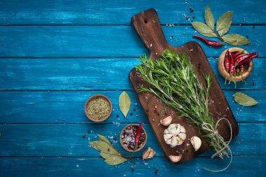 Otlar ve Baharatlar, mavi ahşap masa. 