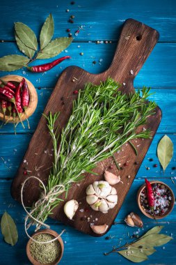 Otlar ve Baharatlar, mavi ahşap masa. 