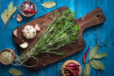 Otlar ve Baharatlar, mavi ahşap masa. 