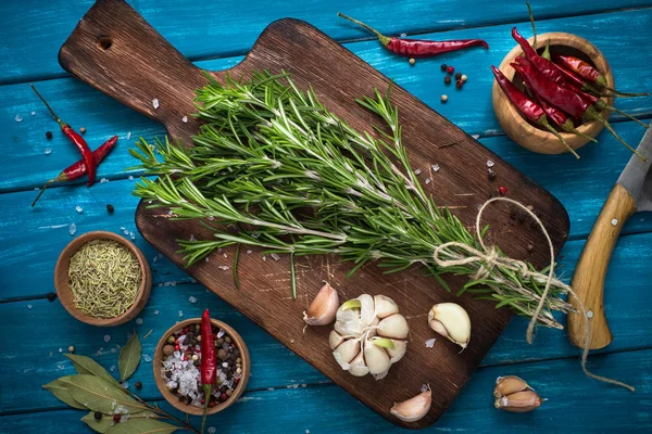 Otlar ve Baharatlar, mavi ahşap masa. 