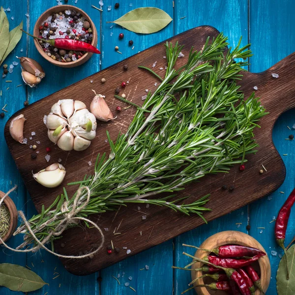 Kruiden en specerijen aan blauwe houten tafel. — Stockfoto