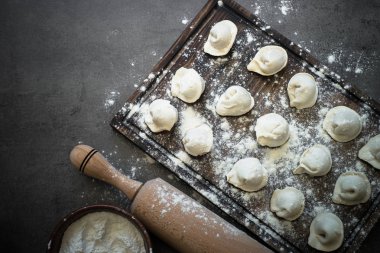 Geleneksel mantı veya kesme tahtası, hamur tatlısı.