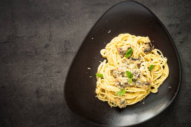 Mantar ve beyaz sause Fesleğenli makarna. 