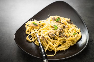 Mantar ve beyaz sause Fesleğenli makarna. 