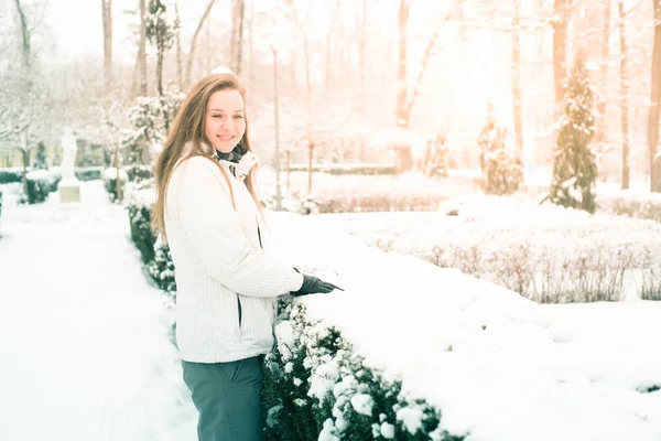 겨울에 공원에서 젊은 아름 다운 여자. — 스톡 사진