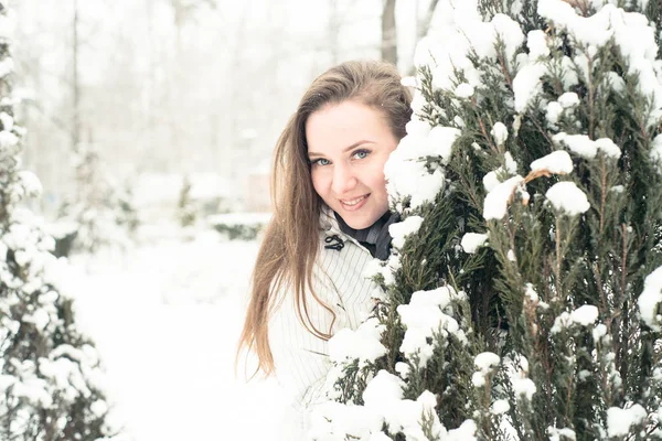 겨울에 공원에서 젊은 아름 다운 여자. — 스톡 사진