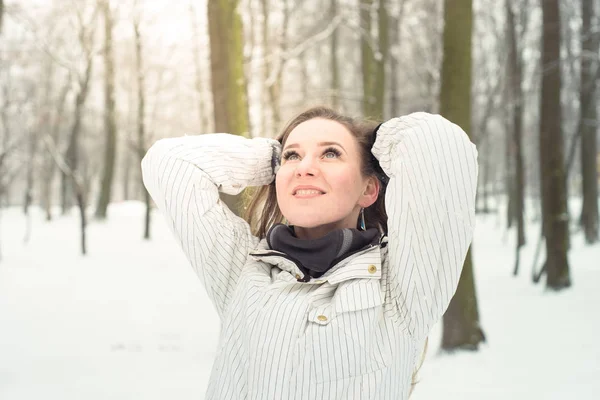 Молодая красивая женщина в парке зимой . — стоковое фото