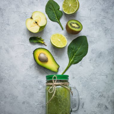 Sağlıklı yeşil gıda arka plan - güler yüzlü ve malzemeler.