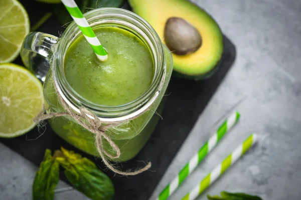 Healthy green smoothie in mason jar — Stock Photo, Image