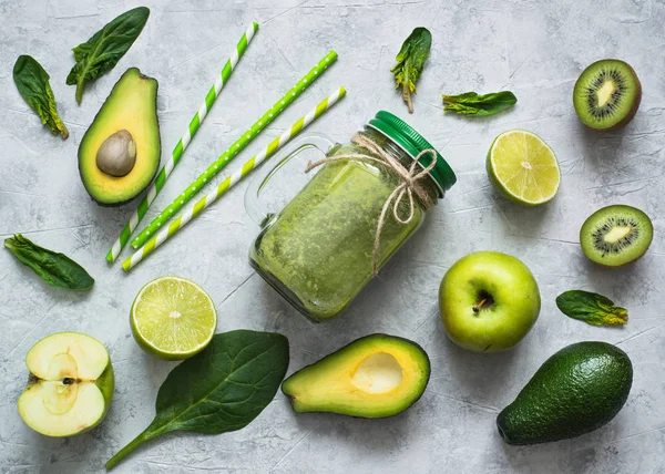 Un fond alimentaire vert sain - smoothie et ingrédients . — Photo