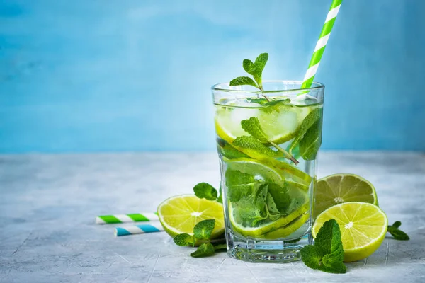 Tradición Bebida de verano mojito —  Fotos de Stock