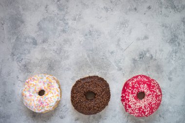 Beton masada renkli donut.