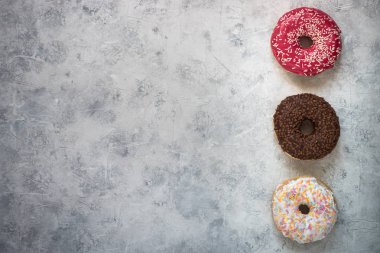 Beton masada renkli donut.