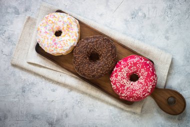 Beton masada renkli donut.