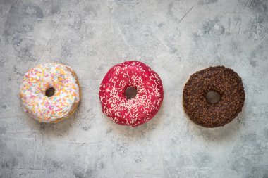 Beton masada renkli donut.