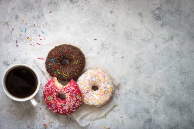 Beton masada renkli donut.