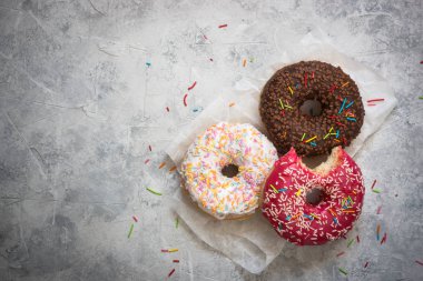 Beton masada renkli donut.