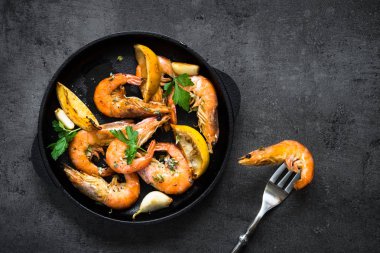 Limon ve Sarımsak Karides karides kavrulmuş