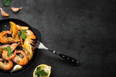 Limon ve Sarımsak Karides karides kavrulmuş