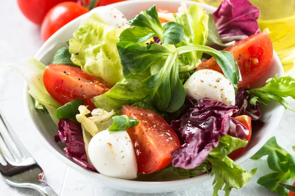 Fresh salad in a bowl. — Stock Photo, Image