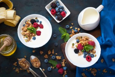 Granola ve taze çilek ile Yunan yoğurt.