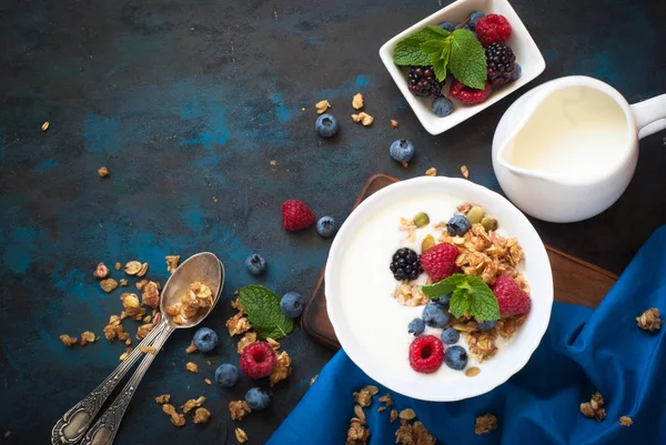 Grecki jogurt z musli i świeże jagody. — Zdjęcie stockowe