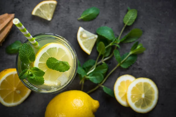 Limonade traditionelles Sommergetränk. — Stockfoto