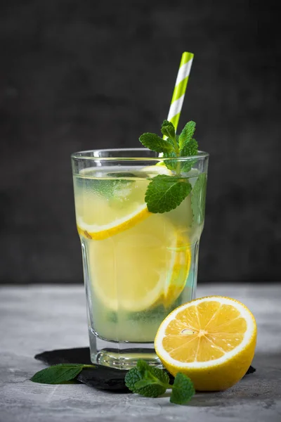 Limonata geleneksel yaz içeceği. — Stok fotoğraf