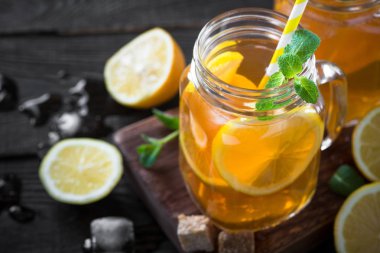 Limonlu buzlu çay. 