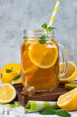 Limonlu buzlu çay. 