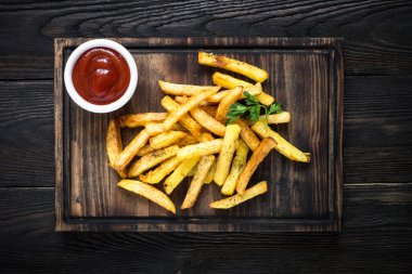 Kızarmış patates ketçap sos ile