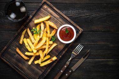Kızarmış patates ketçap sos ile